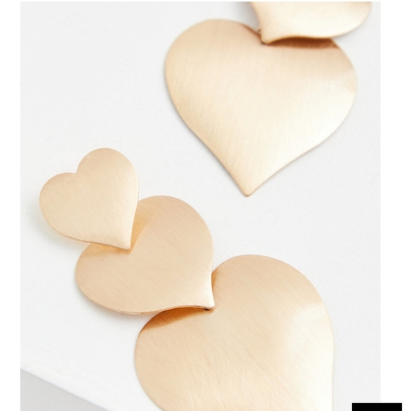 🆕GOLD-TONE HEART DROP STATEMENT EARRINGS - Picture 2 of 4